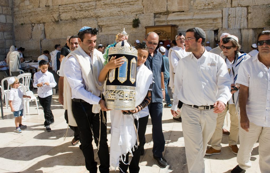 Bar Mitzvah Ritual At The Wailing Wall - בשביל הלב – מרכז לחוויה רוחנית הפקת בר/בת מצווה | שבתות חתן | חזנות | הופעות בסגנון קרליבך