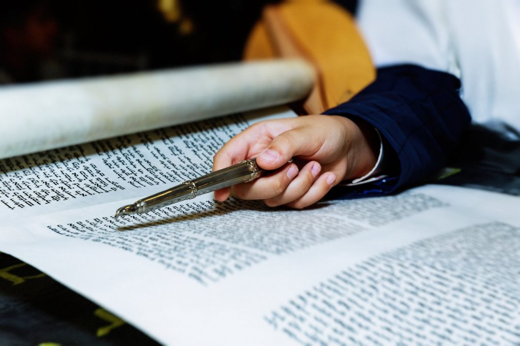 קריאה בספר תורה פתוח במהלך טקס בר מצווה בבית הכנסת