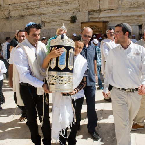 Bar Mitzvah Ritual At The Wailing Wall - בשביל הלב – מרכז לחוויה רוחנית הפקת בר/בת מצווה | שבתות חתן | חזנות | הופעות בסגנון קרליבך